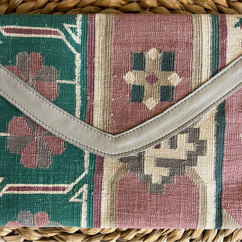 Tylie Malibu Clutch - Picture 3 of 15